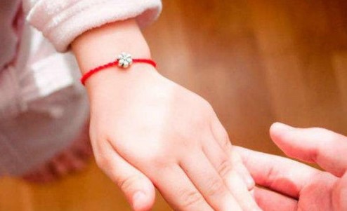 Красная нить на руке: значение, как завязывать и носить