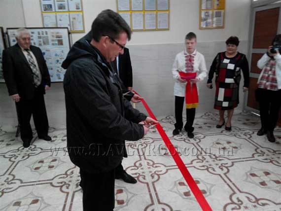 В Славянске торжественно открыли обновленное отделение «Укрпочты»