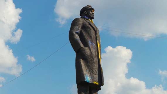 Жители Славянска пытались руками свалить памятник Ленину
