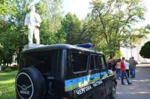 В Славянске активисты пытались снести памятник Артёму