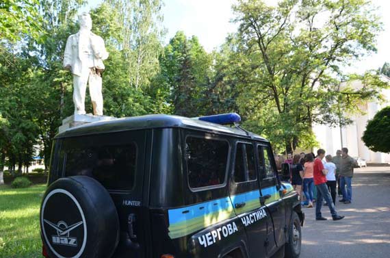 В Славянске активисты пытались снести памятник Артёму