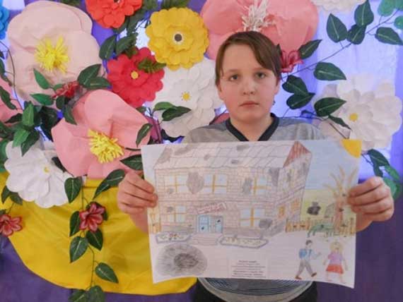 Детей оккупированной Горловки городские “власти” заставляют рисовать войну (Фото)