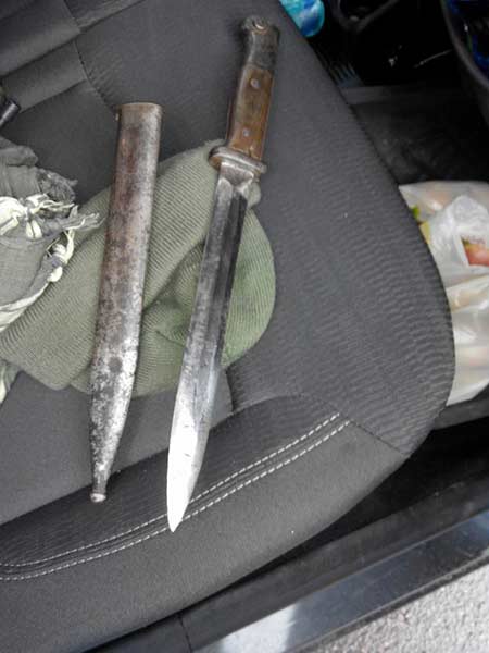 Славянские полицейские за день изъяли два необычных образца холодного оружия