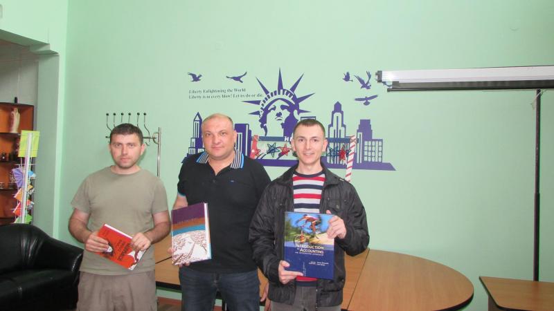 В Славянске “Ротари клуб” продолжает пополнять Центральную библиотеку уникальными книгами из Львова