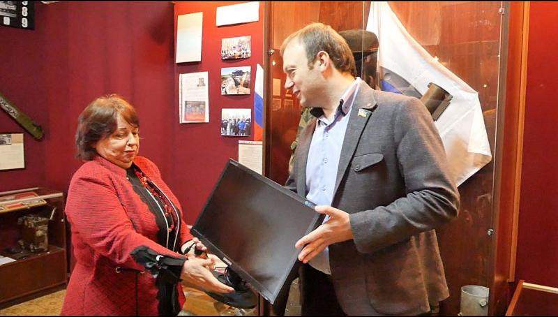 Голова фракції “Самопоміч” – Слов’янськ подарував міському музею монітор для експозиції АТО