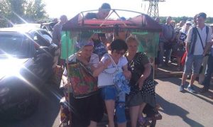 На КПВВ «Марьинка» появились велорикши (Фото)