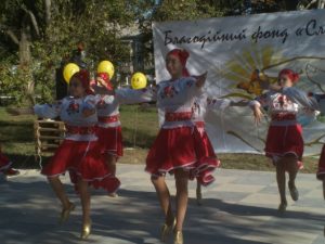 Мастер-класс по йоге и рисование шоколадом. День города в сквере «Мечта». Фото