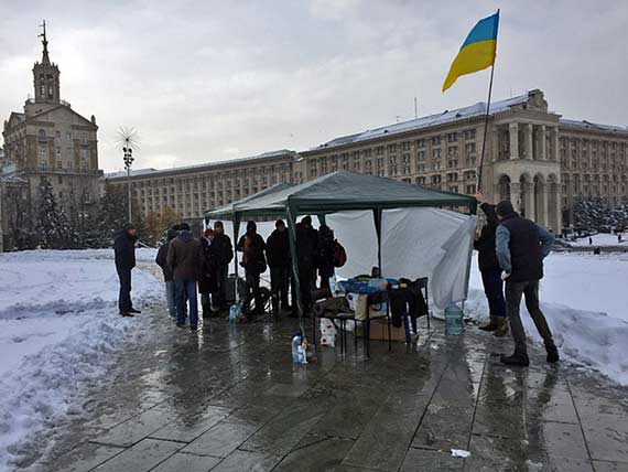 “Нет полицейскому государству”. На Майдане появилась первая палатка