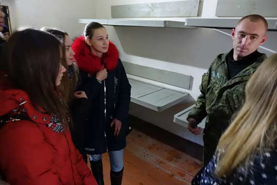 Славянские лиговцы побывали на экскурсии в изоляторе временного содержания