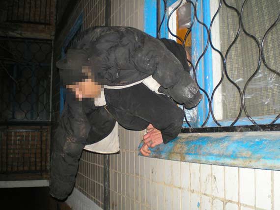 В Краматорске вор проник в квартиру и застрял в решетке окна (Фото)