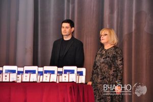 Волонтеру и 13 десантникам в Краматорске актриса Ада Роговцева вручила награды «Народный Герой Украины»