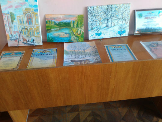 Женщина-инвалид из Славянска презентовала свою выставку в городской библиотеке