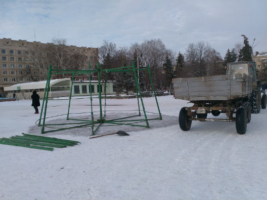 На площади Славянска начали устанавливать новогоднюю елку. Фотофакт