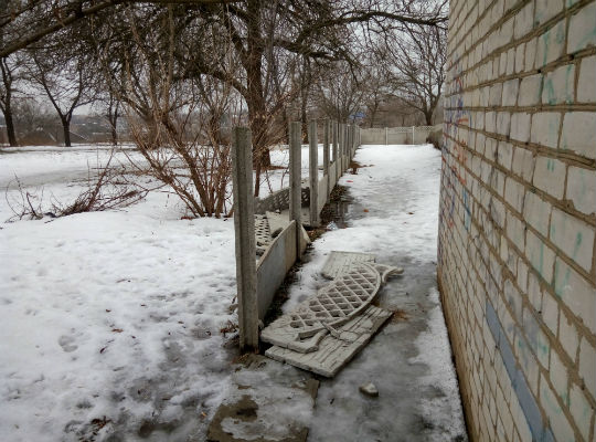 В Славянске вандалы уже добрались до школ. В ООШ№9 варварски разрушен забор. Фото