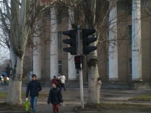 В Славянске в районе ОШ №1 второй день не работают светофоры. В чем причина?