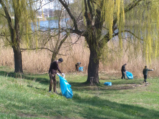 Грандиозный субботник на “Староречье”. В зоне отдыха устроили уборку и высадили саженцы.