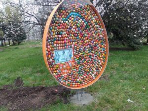 В сквере “Мечта” Славянска появилось пасхальное чудо-яйцо . Фото