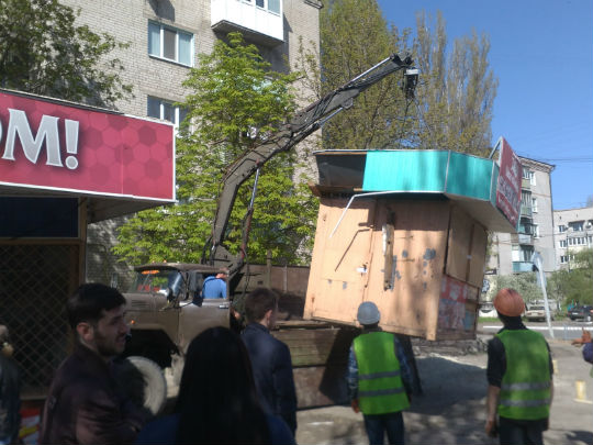 В Славянске демонтируют очередной МАФ. В этот раз на “Пятаке”. Фотофакт