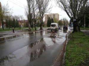 Очередной “сюрприз” для водителей на одной из дорог Славянска. Фотофакт