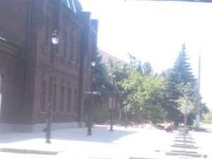 Установили фонари, высадили саженцы,… Как в Славянске преображается улица Торская. Фотофакт