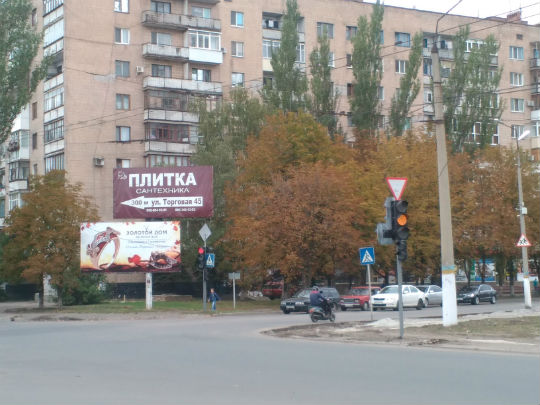 В центре Славянска старые светофоры заменили на новые с технологией LED. Фотофакт
