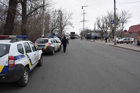 Жители Славянска заставили полицейских регулировать проезд на опасном перекрестке до установки светофора