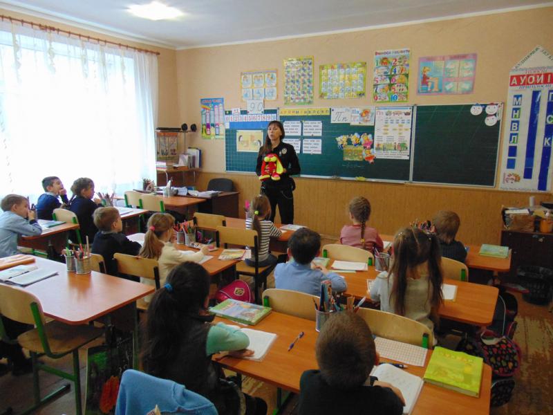 Полицейские Славянска проводят уроки общей безопасности для первоклассников