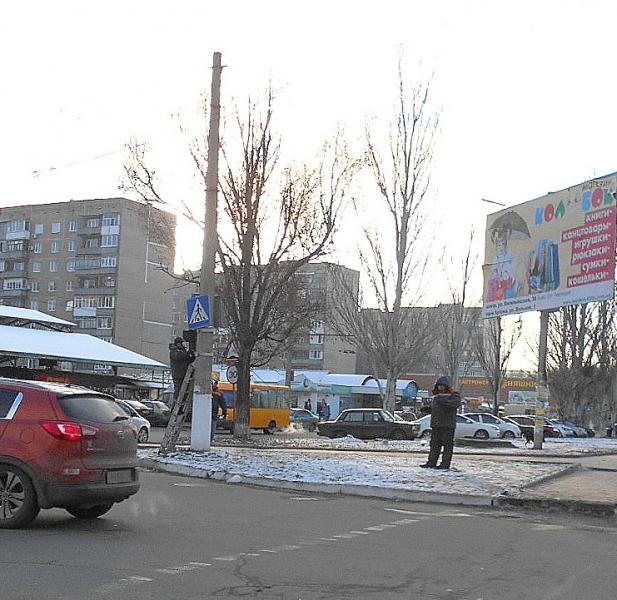 Славянские коммунальщики занялись светофорами возле «Лесного» рынка