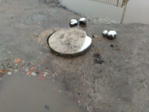 То яму разрыли, то люк снова сломали. Заколдованный круг на ул. Торской