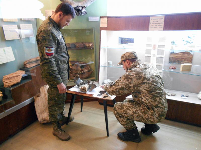 В Славянске поисковики передали городскому музею челюсть мамонтёнка и бронзовые зеркала сарматов
