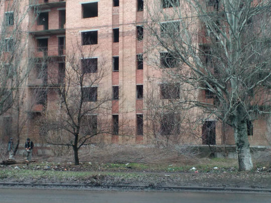 Неужели дождались. Возле одного из славянских недостроев навели порядок