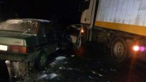 В Славянском районе легковушка пошла на таран фуры