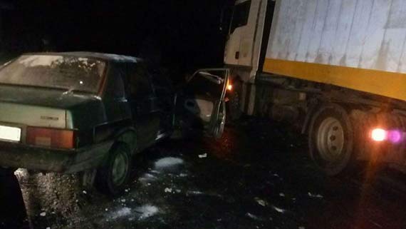 В Славянском районе легковушка пошла на таран фуры