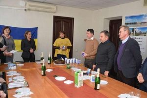 В исполкоме Славянска отметили 23 февраля. “Изюминкой” стал торт с гранатой