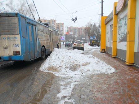 Славянск «поплыл» из-за снега, своевременно не вывезенного коммунальщиками города (фотофакт)