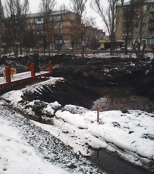 В городском парке Славянска начали рыть декоративное озеро