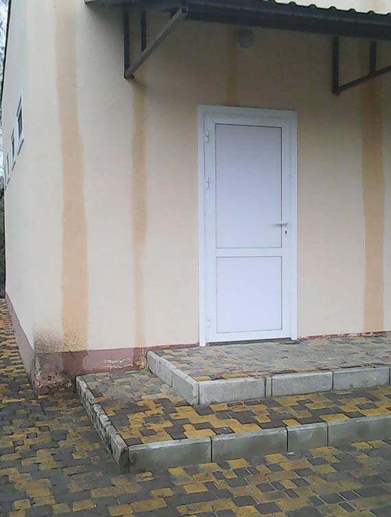 Соцсети возмутил вид нового туалета в парке Славянска, который еще не принял ни одного посетителя