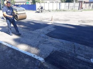 Ремонт дороги в Славянске по-извращенски