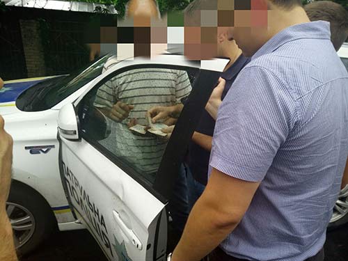 В Славянске на взятке попался сотрудник патрульной полиции