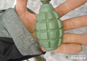 Нашел, покрасил и хранил: в Славянске полицейские изъяли гранату у прохожего