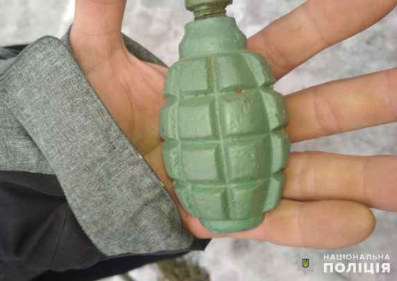 Нашел, покрасил и хранил: в Славянске полицейские изъяли гранату у прохожего