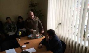 В Славянске активист пришел на прием к мэру с кирпичом