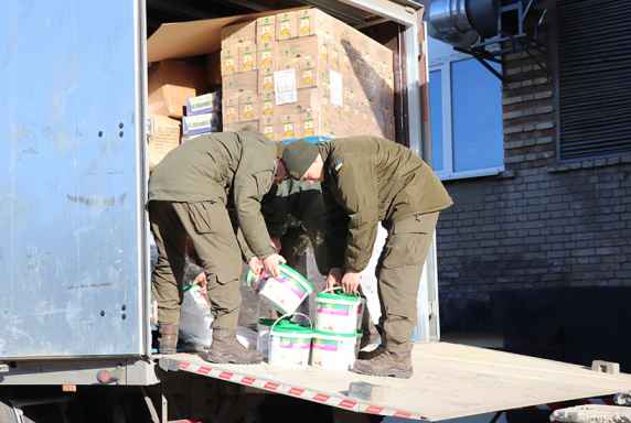 Гвардійці із латвійськими друзями знов на Сході з подарунками. Відео