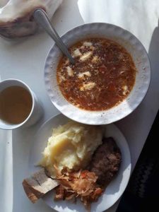 Очередная украинская “зрада” за 13 гривен: жительница Славянска опубликовала фото школьного обеда