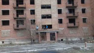 Смертельно опасно: в недострое в центре Славянска играет детвора. Фотофакт