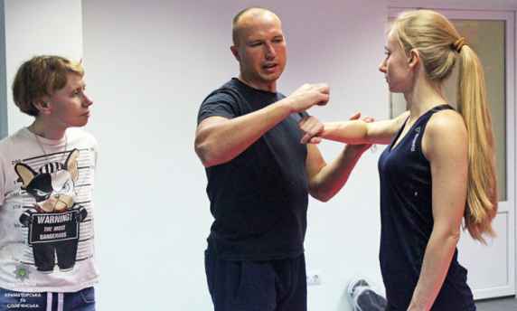 Уроки самозащиты для женщин и девушек продолжает проводить патрульная полиция Краматорска и Славянска. Фото