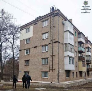 Все надоело, нет работы и никому не нужен: полицейским удалось убедить жителя Краматорска не прыгать с крыши