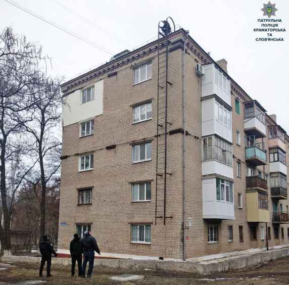Все надоело, нет работы и никому не нужен: полицейским удалось убедить жителя Краматорска не прыгать с крыши