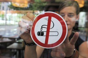 Від під’їздів, тролейбусів та ресторанів: патрульні нагадали, де заборонено куріння тютюнових виробів, електронних сигарет та кальянів