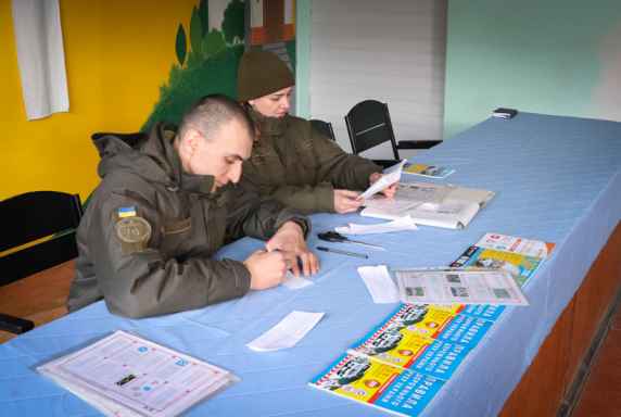 Випадкова людина за кермо не сяде: Слов’янські гвардійці склали іспит з водіння